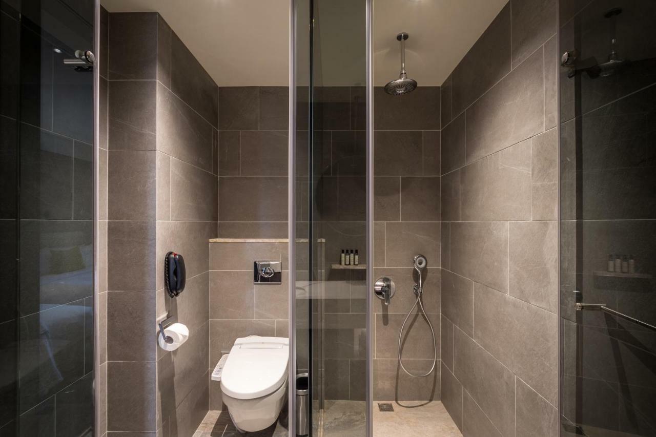 Park Lees Hotel Kaohsiung Extérieur photo A shower room in a hotel