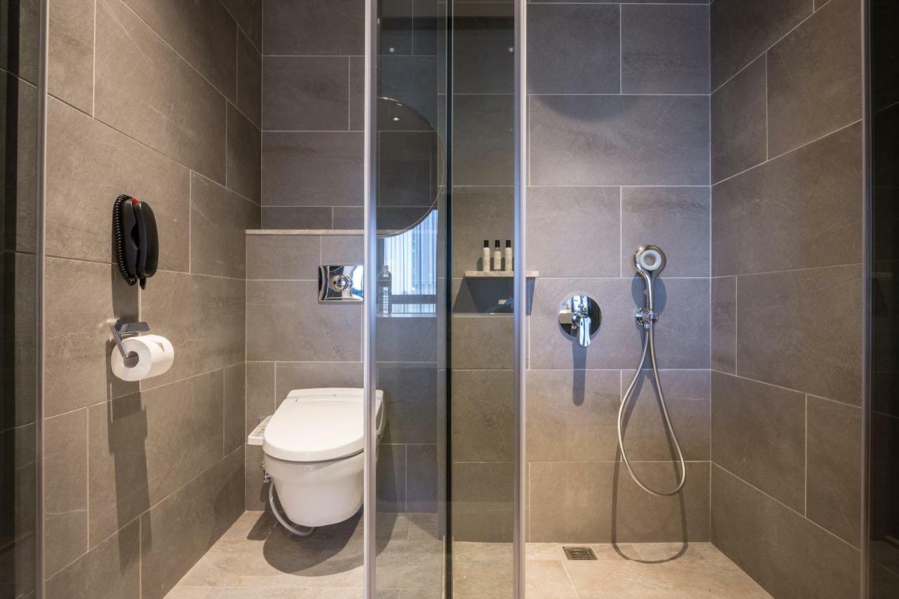 Park Lees Hotel Kaohsiung Extérieur photo A wet room in a hotel